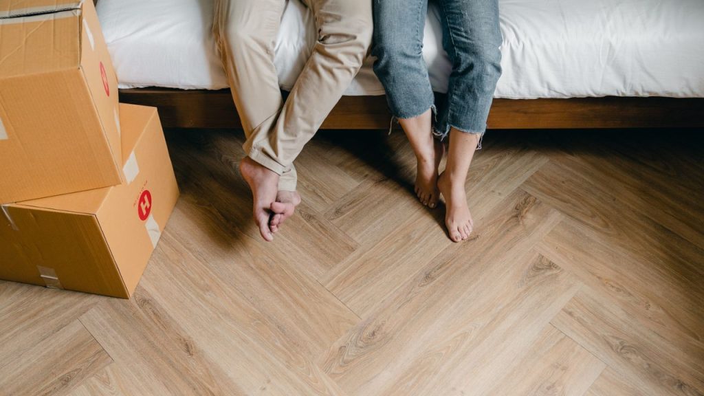 Klik PVC leggen in een slaapkamer met visgraatpatroon voor een warme en onderhoudsvriendelijke vloer